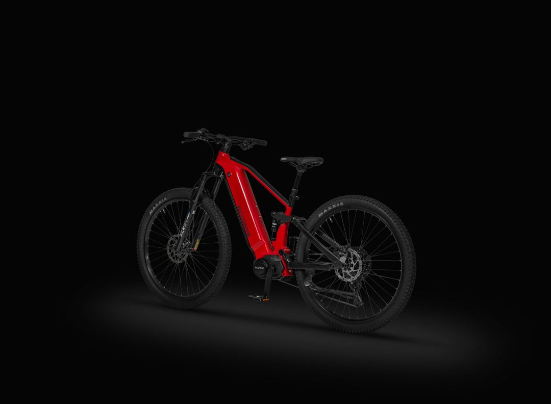 Ecobike RX 500 MAX 2026 Rot-Schwarz - Studio schwarz, 3/4 Ansicht vorne mit Beleuchtung