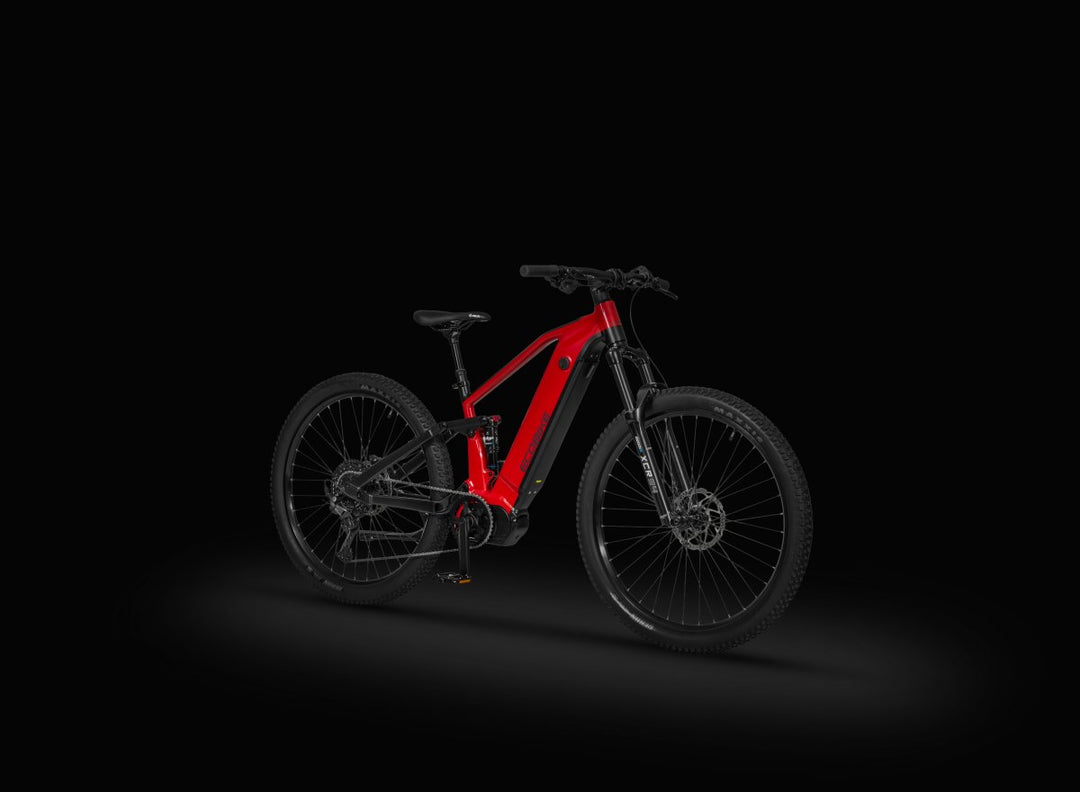 Ecobike RX 500 MAX 2026 Rot-Schwarz - Studio schwarz, 3/4 Ansicht hinten mit Beleuchtung