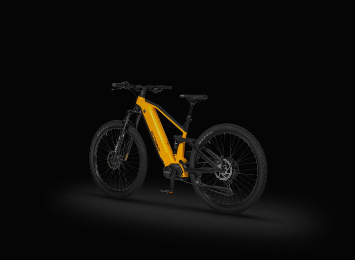 Ecobike RX 500 MAX 2026 Gelb-Schwarz - Studio schwarz, 3/4 Ansicht vorne mit Beleuchtung