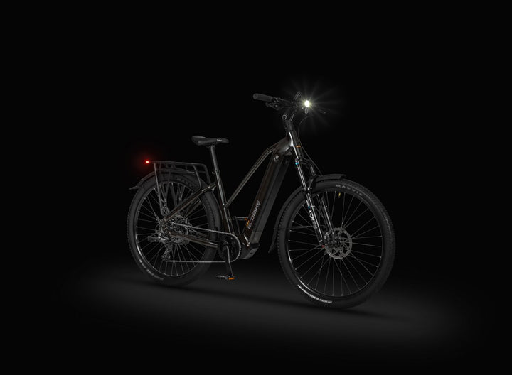 Ecobike Expedition SUV Mitternachtsschwarz 2026 - Studio schwarz, mit eingeschalteter Beleuchtung